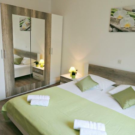 Apartments Jelena Паг Екстериор снимка