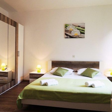 Apartments Jelena Паг Екстериор снимка