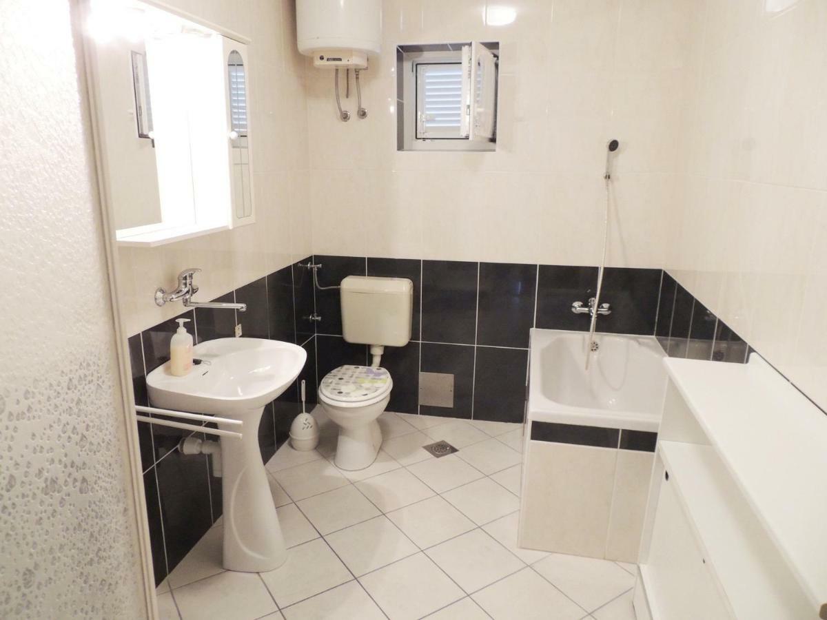 Apartments Jelena Паг Екстериор снимка
