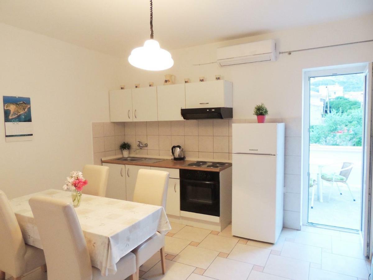 Apartments Jelena Паг Екстериор снимка